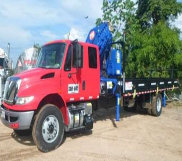 Camión grúa rojo de la flota de alquiler de maquinaria de OMC Ltda. en Barrancabermeja